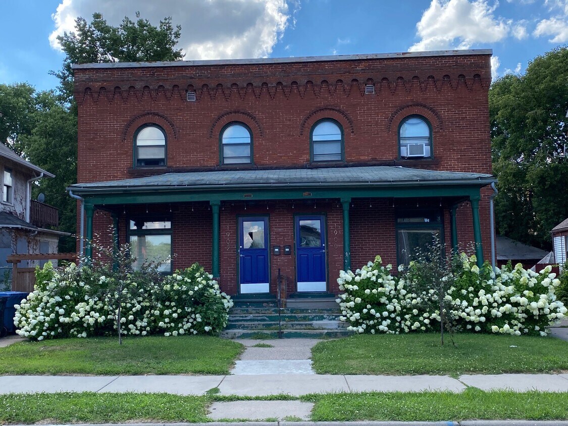Primary Photo - 1900 Columbus Ave