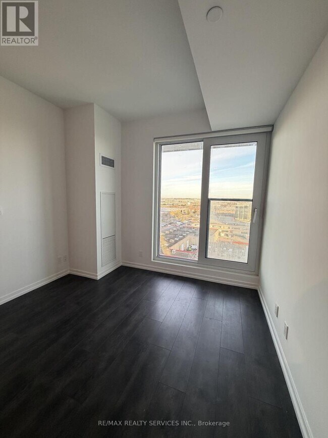 Photo du bâtiment - 1000 Portage Pkwy