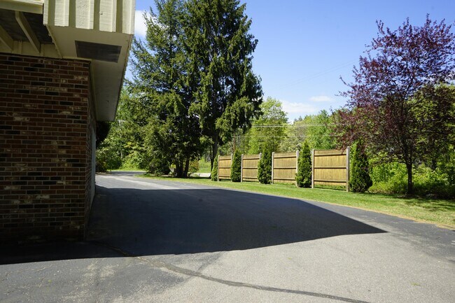 Building Photo - 50 Blueberry Ln