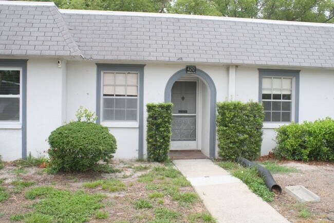 Building Photo - Completely Updated Condo