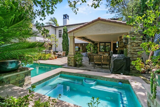 Foto del edificio - Bonita Canyon Luxury Estate With Pool