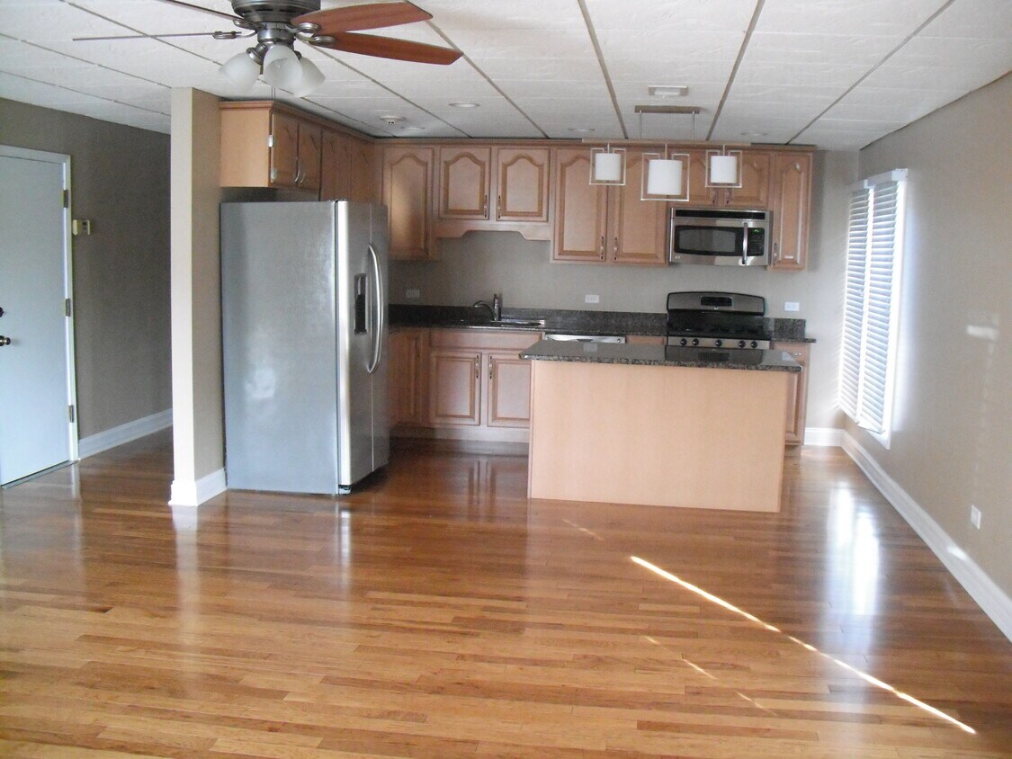Full kitchen with granite - 8431 Wilmette Ave