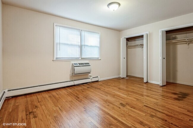 Building Photo - Spacious 3 BR/2 bath Rogers Park unit, Wat...