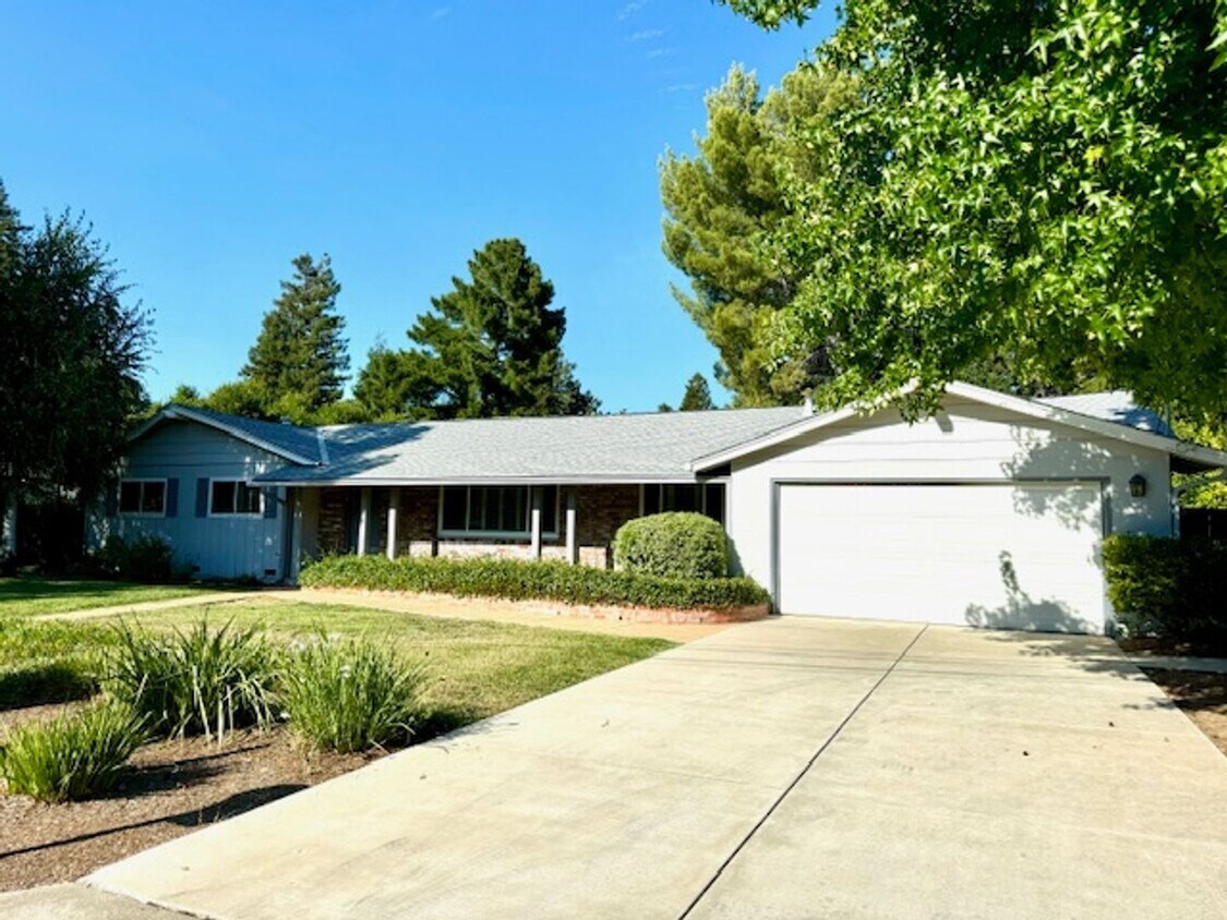 Foto principal - Beautifully updated single level home in N...