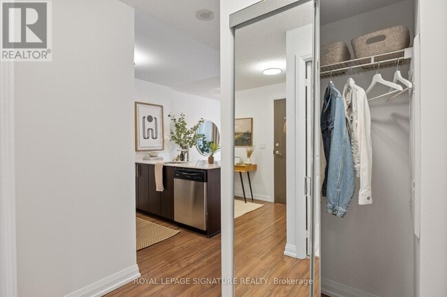 Building Photo - 305 Roehampton Ave