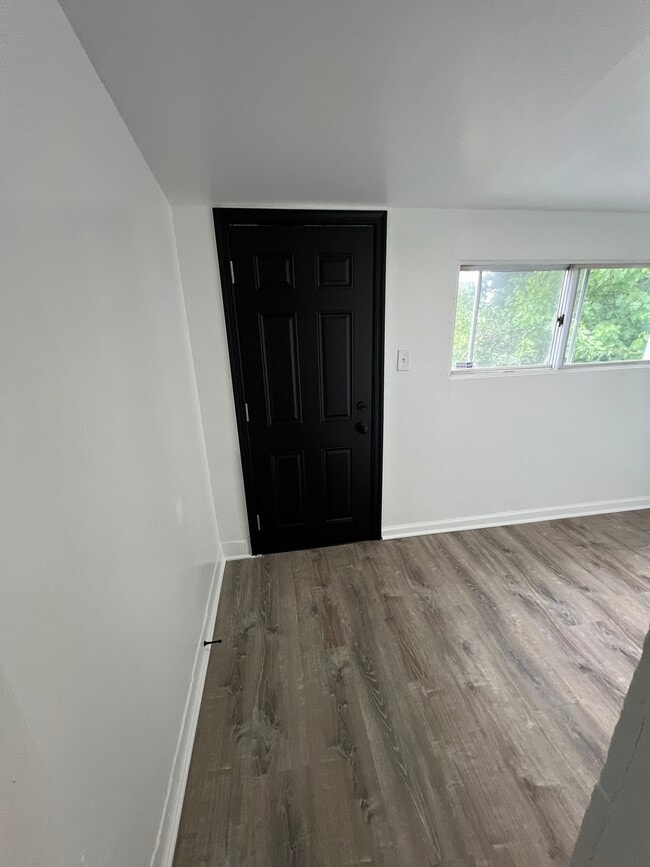 Building Photo - 305 E 20th St