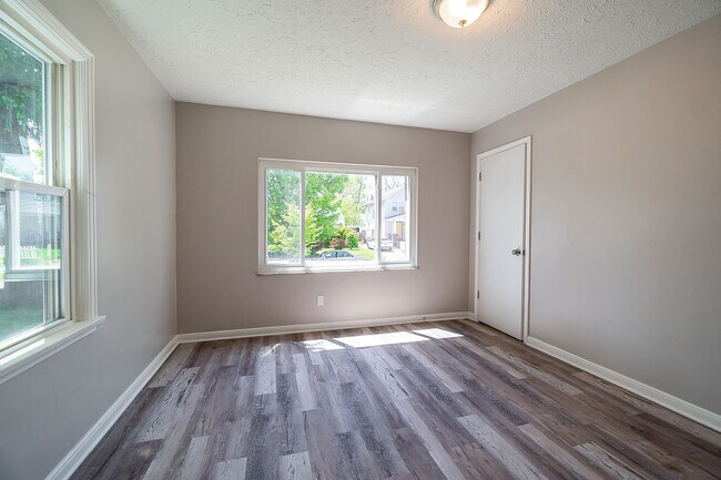 Building Photo - 1386 E 19th Ave