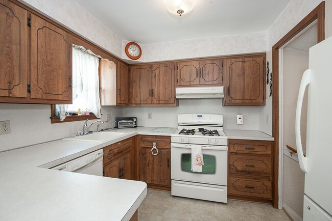 Building Photo - Charming 3 bedroom/2 bath House, Parma!