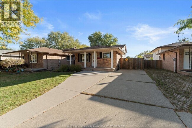 Photo du bâtiment - 1626 Courtland Crescent