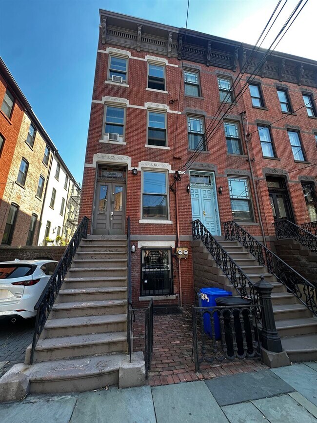 Building Photo - 152.5 Coles St