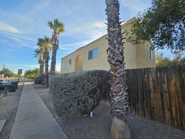 Foto del edificio - 2767 N Edith Blvd