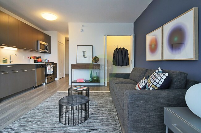 Building Photo - 614 N Wells St