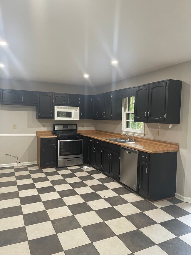 Building Photo - 520 Freestone Dr