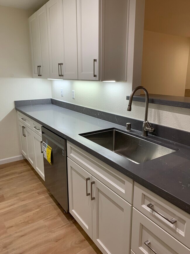 Building Photo - 1450 Bel Air Dr