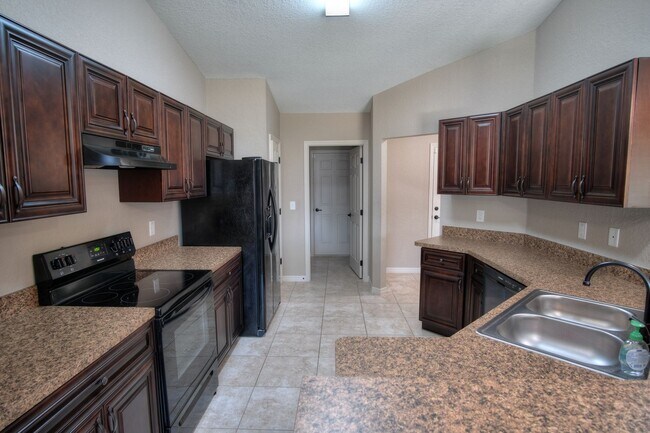 Building Photo - Spacious 4/2/2 Available Now!