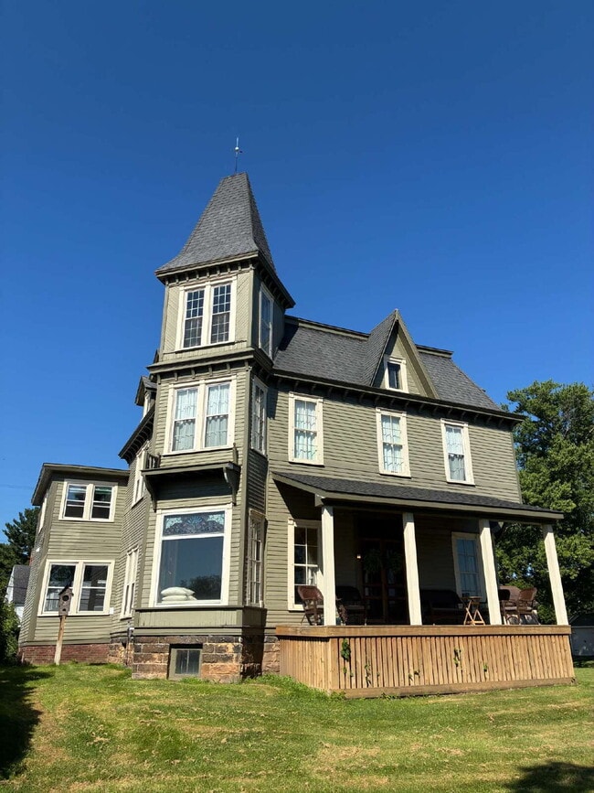 Building Photo - Charming 1-Bed Waterfront Oasis with Scenic Views in Eau Claire!