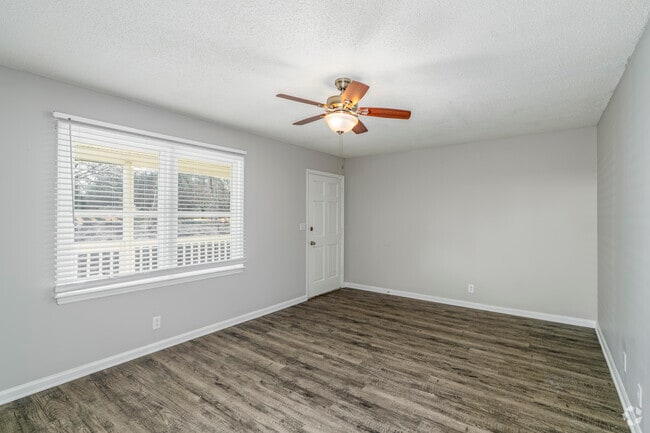 1BR, 1BA - 625SF - Living Room - The Groves