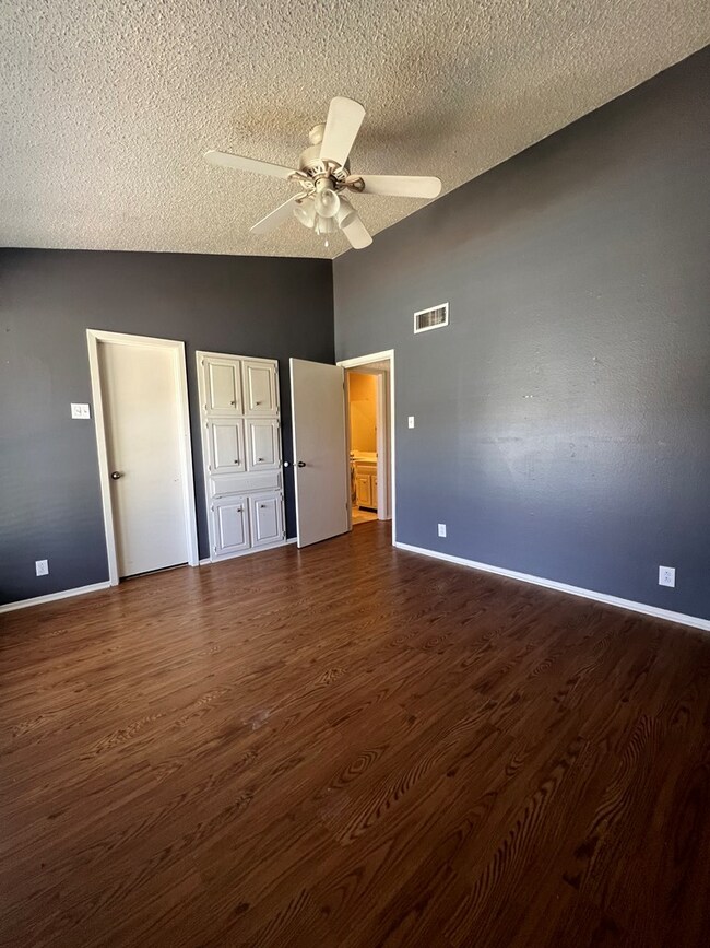 Foto del edificio - 4748 Oakwood Dr