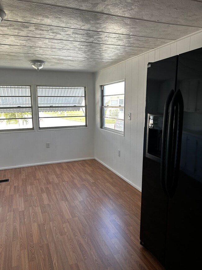 Foto del edificio - **FIRST MONTHS RENT FREE*** 2 Bedroom Home...