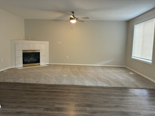Foto del edificio - Beautifully Remodeled 3BR Home with A/C & Fenced Backyard
