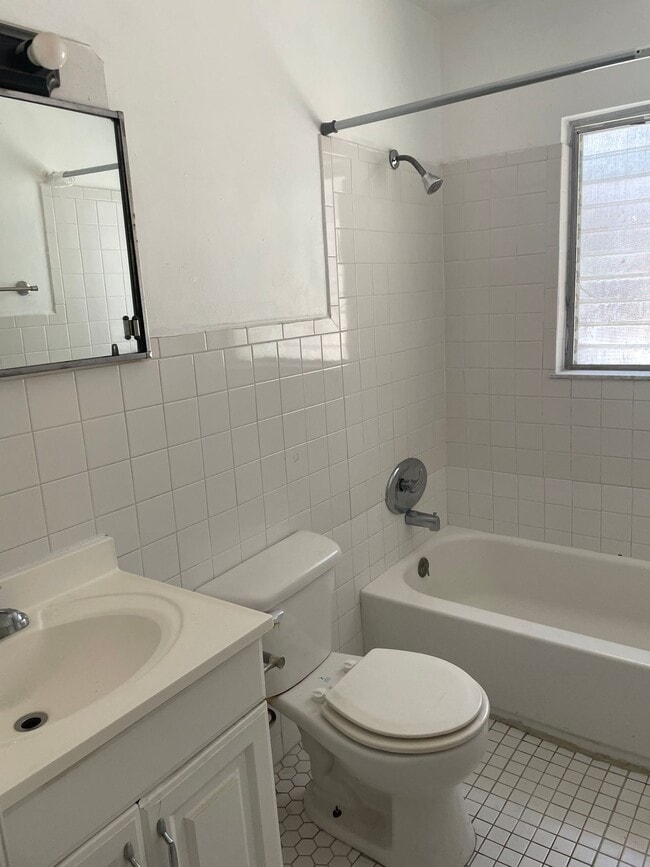 Building Photo - 1/2 Duplex Near Downtown Deland and Stetso...