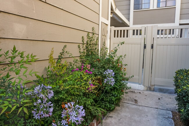 Building Photo - Beautiful 3 bed 2.5 bath Townhome in Orange