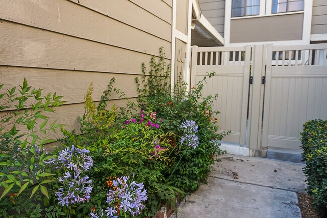 Foto del edificio - Beautiful 3 bed 2.5 bath Townhome in Orange