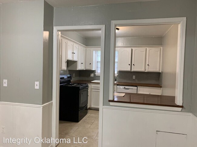 Building Photo - 2 br, 2.5 bath House - 3009 W. Wilshire Blvd.