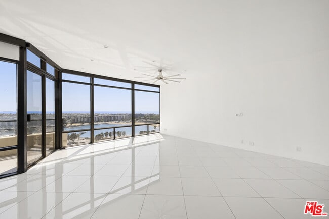 Building Photo - 4267 Marina City Dr