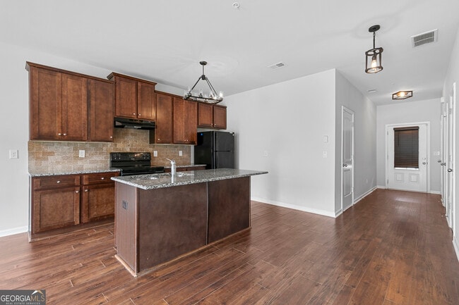 Building Photo - 1969 Old Dogwood