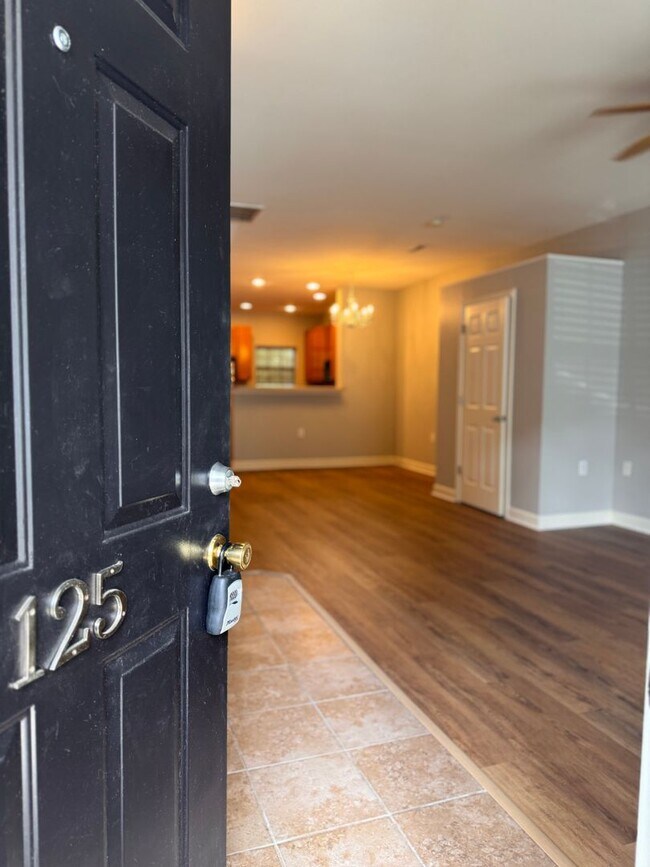 Foto del edificio - 2BR 2.5BA Townhome with Screened Porch