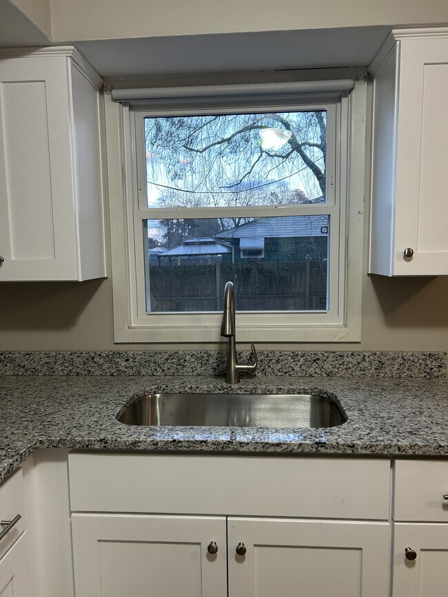 Foto del edificio - 612 Providence Rd