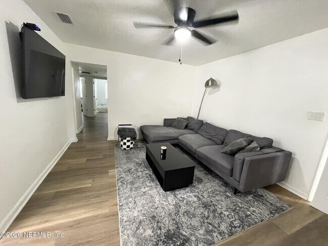 Building Photo - 5949 Maple Leaf Dr E