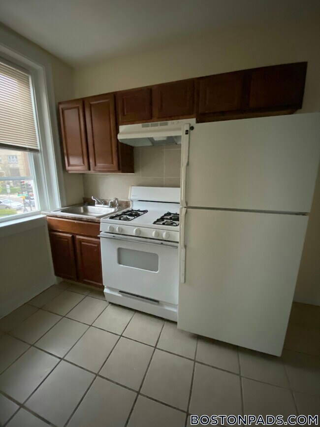 Building Photo - 248 Kelton St