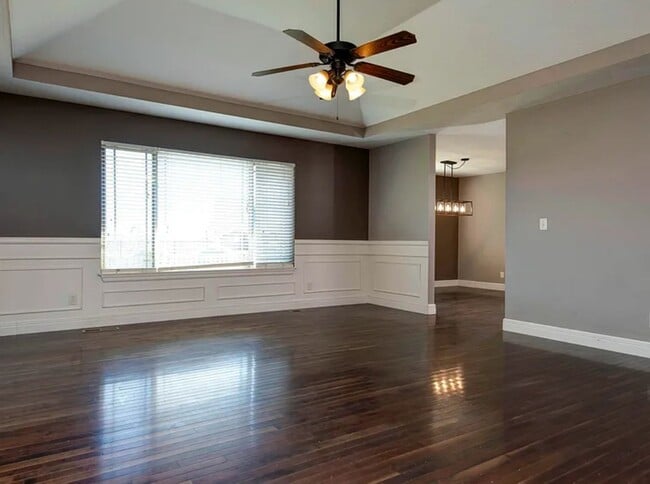 Building Photo - Beautiful 4 bedroom house with privacy fen...