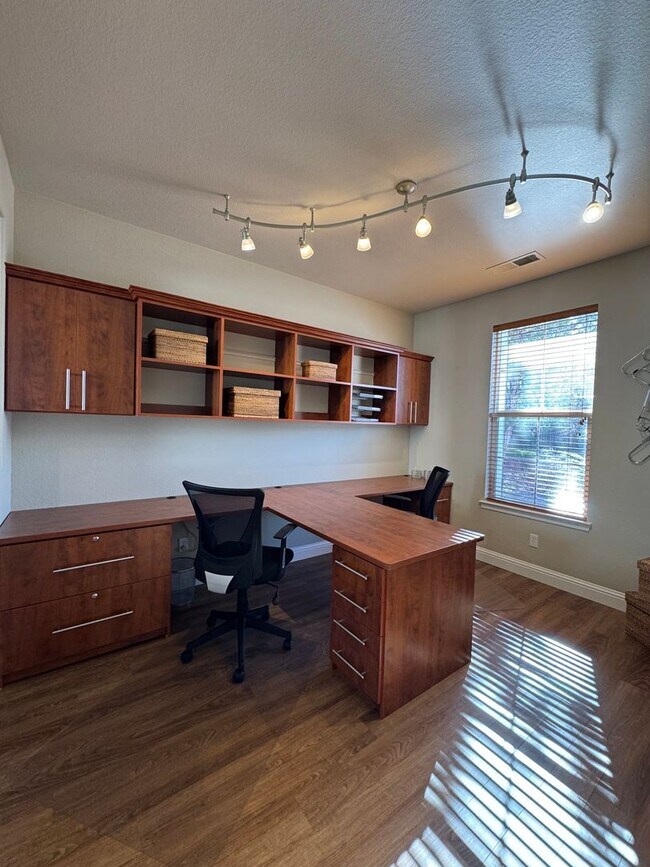 Foto del edificio - Fully Furnished South Reno Home | 3 Bed + Office | Mountain Views