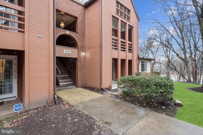Building Photo - 4910 Columbia Rd