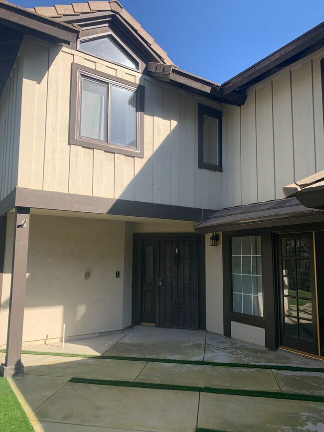 Foto del edificio - Beautiful 3 Bedroom / 3 Bathroom Townhouse...