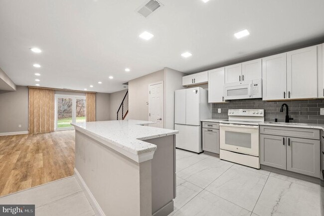 Building Photo - 124 Hampstead Dr