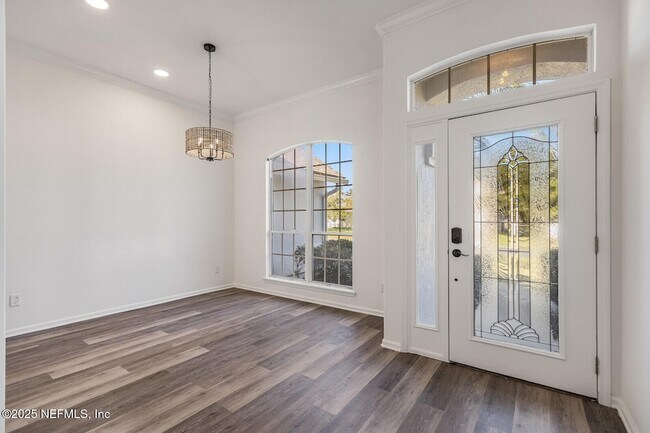 Foto del edificio - 737 Hazelmoor Ln