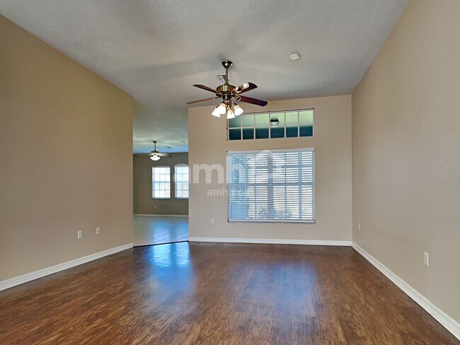 Foto del edificio - 12405 Roseland Drive