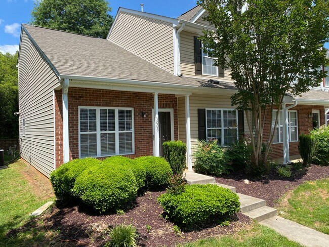 Building Photo - 3006 Kensington Pl
