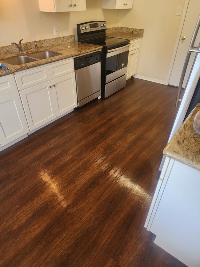 Building Photo - 1960 Camelot St