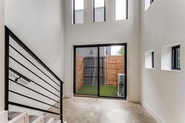 Foto del edificio - 2702 N Carroll Ave