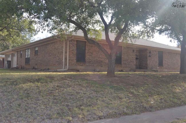 Building Photo - 2401 N Leighton Cir