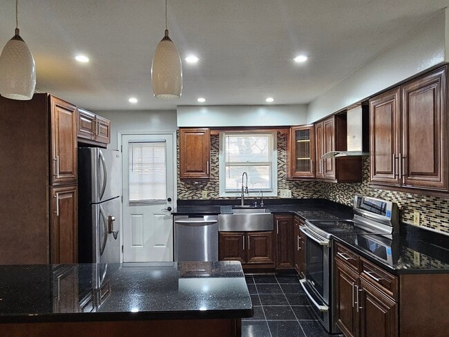 Building Photo - 705 Pennsylvania Ave