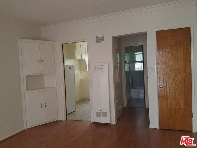Building Photo - 628 S Ardmore Ave