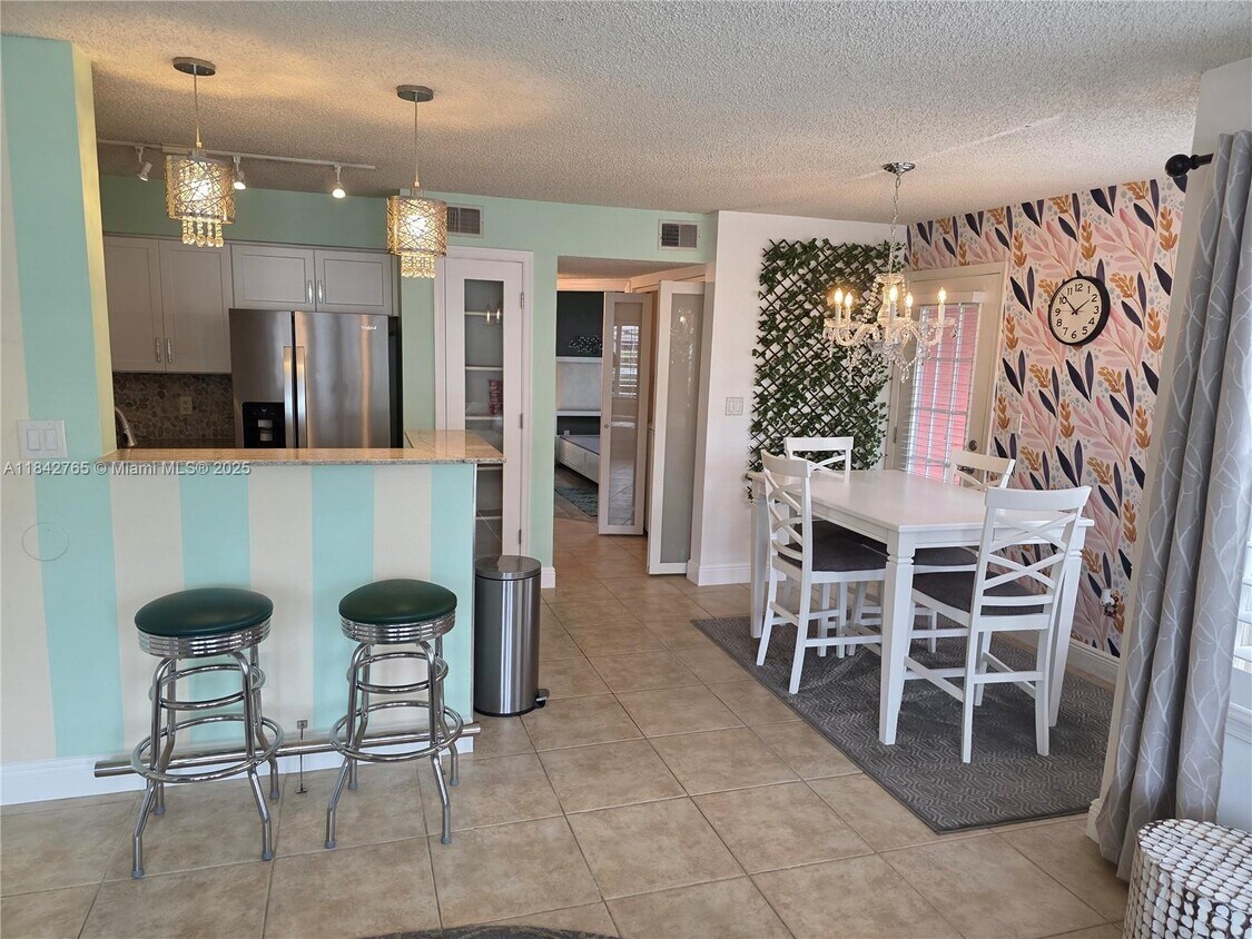 Primary Photo - 1365 Crystal Way