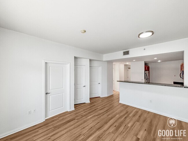 Building Photo - Beautiful 1BD/1BA Condo in Downtown W/ W/D...