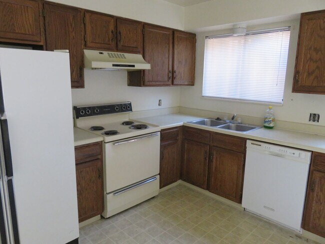 Building Photo - Two story 2 bedroom townhome centrally loc...